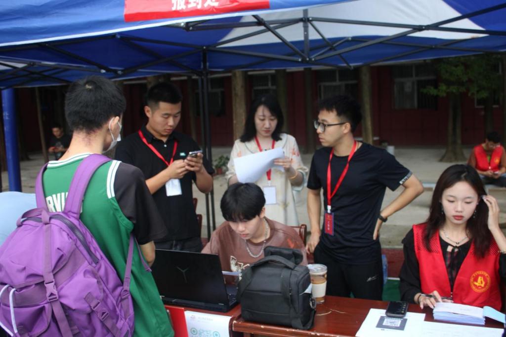 beat365顺利开展迎接2023级新生报道工作