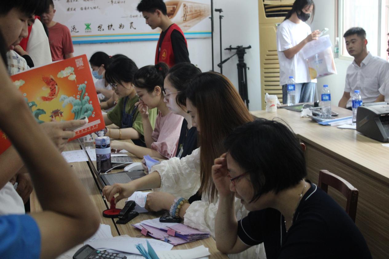 beat365顺利开展迎接2023级新生报道工作