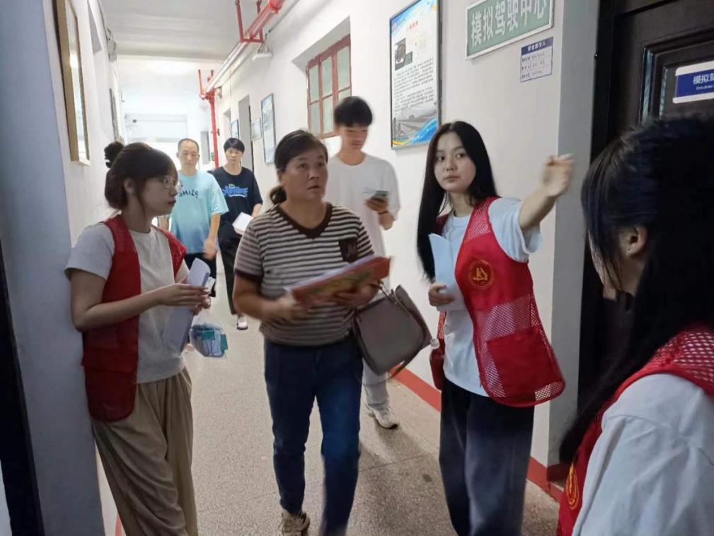 beat365顺利开展迎接2023级新生报道工作