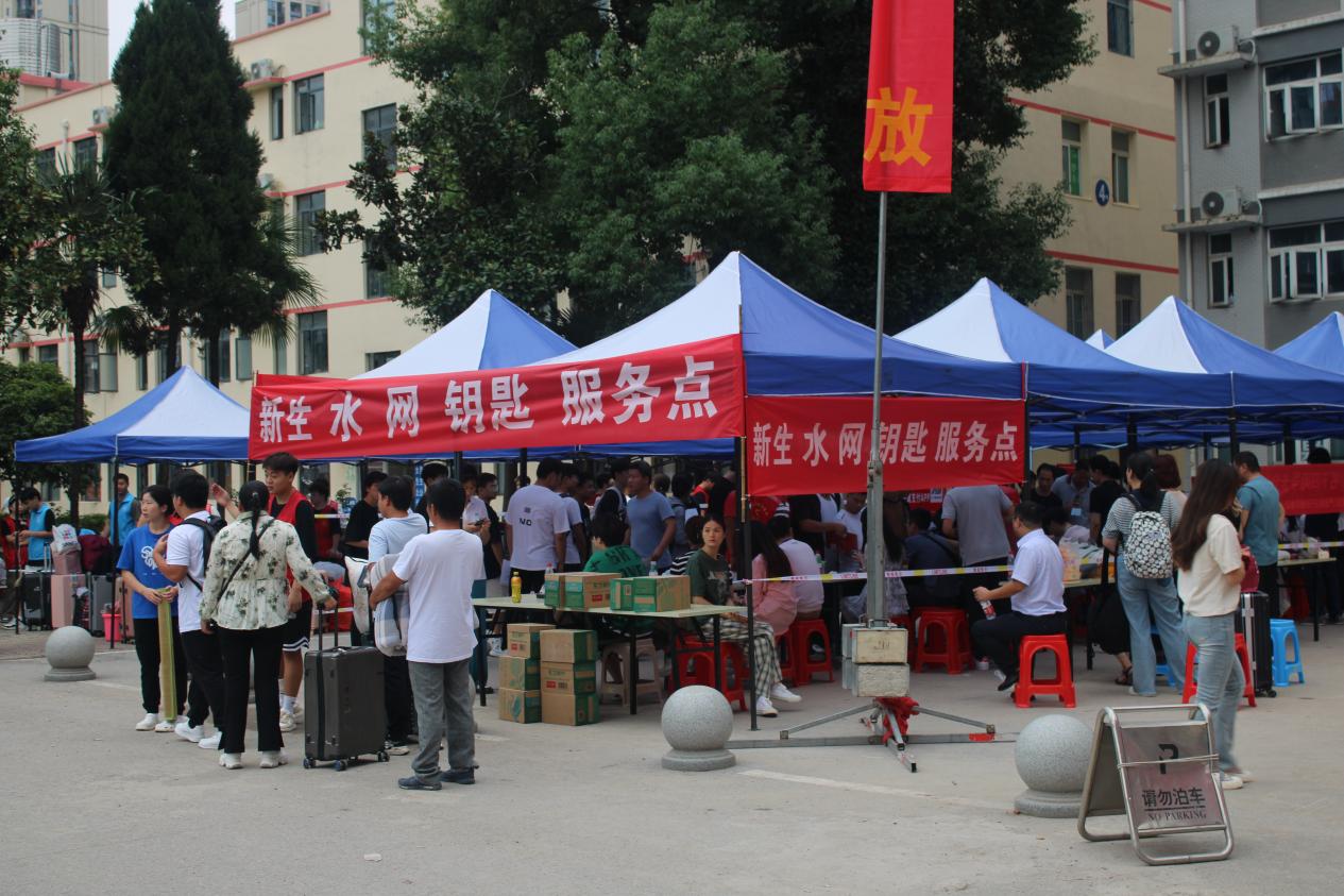 beat365顺利开展迎接2023级新生报道工作