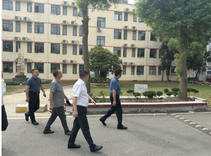 武汉市教育局领导实地指导beat365开学迎新准备工作