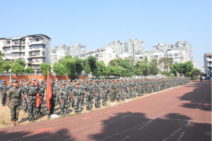 beat365在线唯一官网举行2024级新生开学典礼暨军训结营仪式