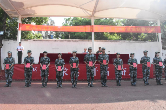 beat365在线唯一官网举行2024级新生开学典礼暨军训结营仪式