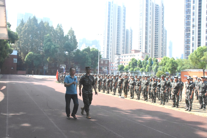 beat365在线唯一官网举行2024级新生开学典礼暨军训结营仪式