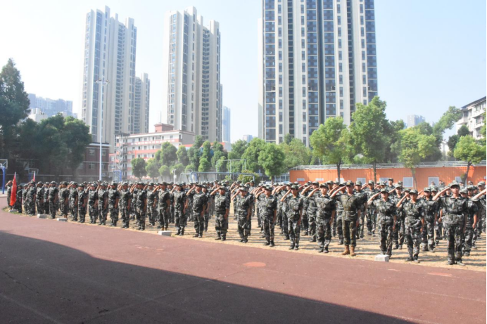 beat365在线唯一官网举行2024级新生开学典礼暨军训结营仪式