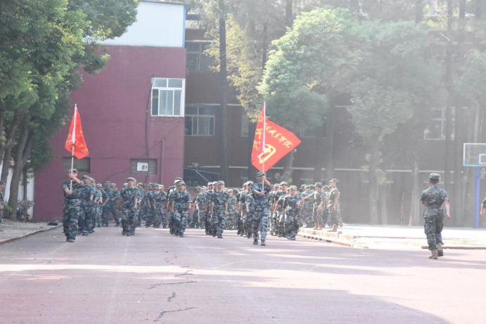 beat365在线唯一官网举行2024级新生开学典礼暨军训结营仪式