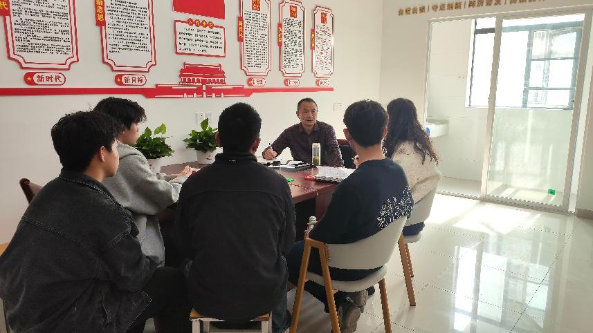 beat365在线唯一官网党委书记进学生社区 践行中央八项规定精神