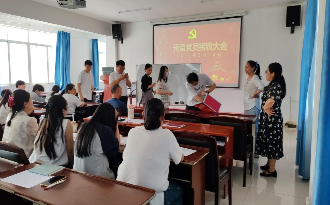 青春心向党， 薪火永相传