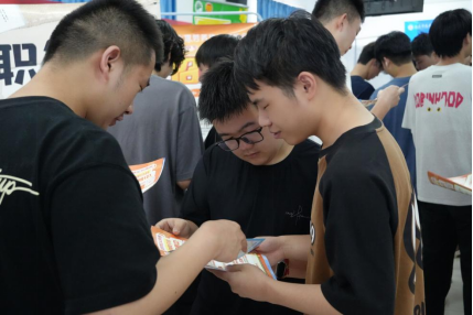 毕业进行时，就业零距离:  beat365在线唯一官网毕业证领取日巧设就业直通车