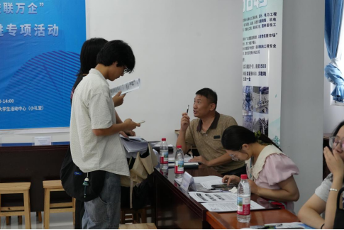 毕业进行时，就业零距离:  beat365在线唯一官网毕业证领取日巧设就业直通车