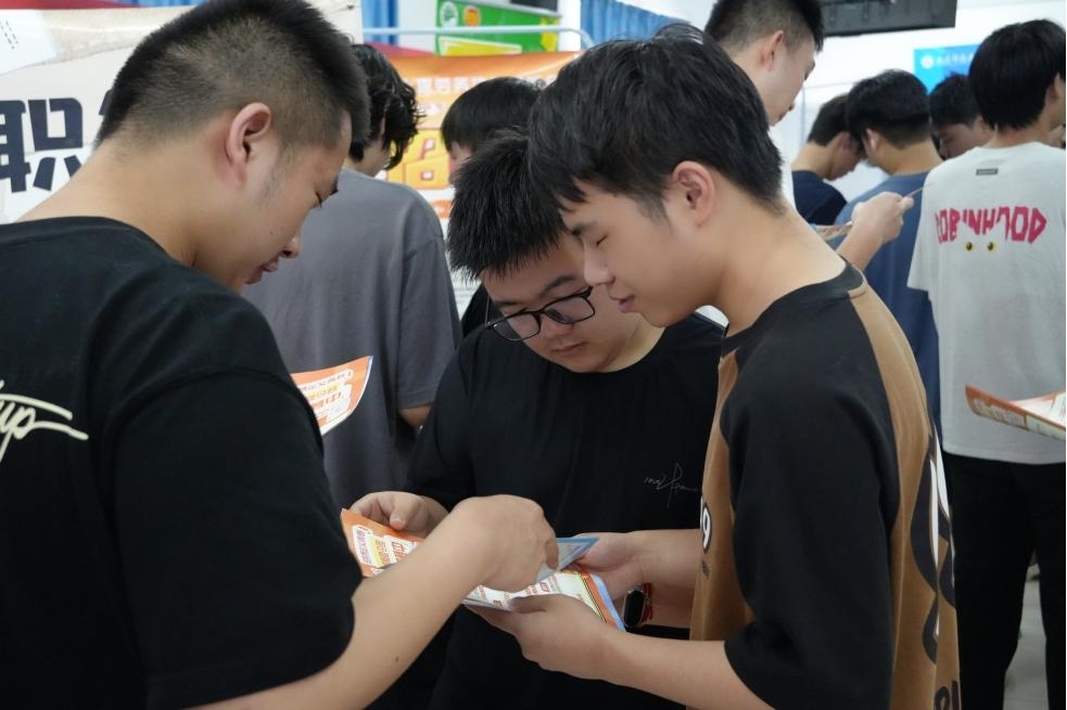 毕业进行时，就业零距离:  beat365在线唯一官网毕业证领取日巧设就业直通车