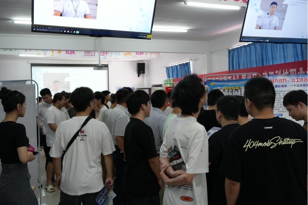 毕业进行时，就业零距离:  beat365在线唯一官网毕业证领取日巧设就业直通车