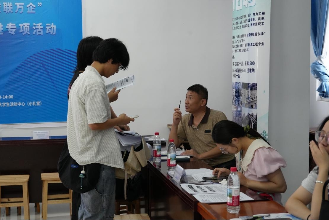 毕业进行时，就业零距离:  beat365在线唯一官网毕业证领取日巧设就业直通车