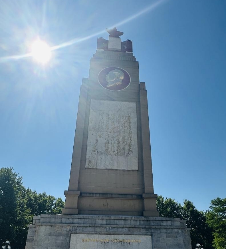 汲取防汛精神力量，共筑高校党建新篇——beat365在线唯一官网、武汉城市职业学院计算机与电子信息工程学院共赴武汉防汛纪念碑开展主题党建活动