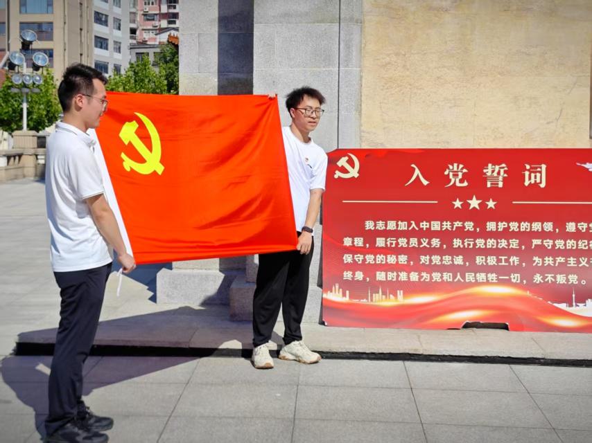 汲取防汛精神力量，共筑高校党建新篇——beat365在线唯一官网、武汉城市职业学院计算机与电子信息工程学院共赴武汉防汛纪念碑开展主题党建活动