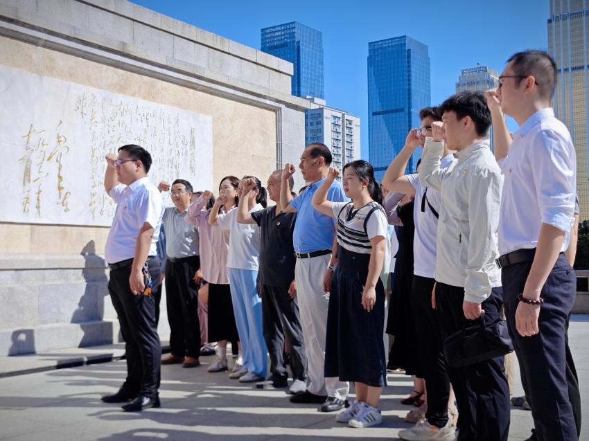 汲取防汛精神力量，共筑高校党建新篇——beat365在线唯一官网、武汉城市职业学院计算机与电子信息工程学院共赴武汉防汛纪念碑开展主题党建活动