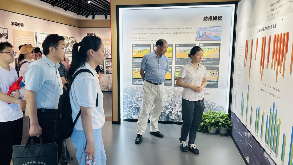 汲取防汛精神力量，共筑高校党建新篇——beat365在线唯一官网、武汉城市职业学院计算机与电子信息工程学院共赴武汉防汛纪念碑开展主题党建活动