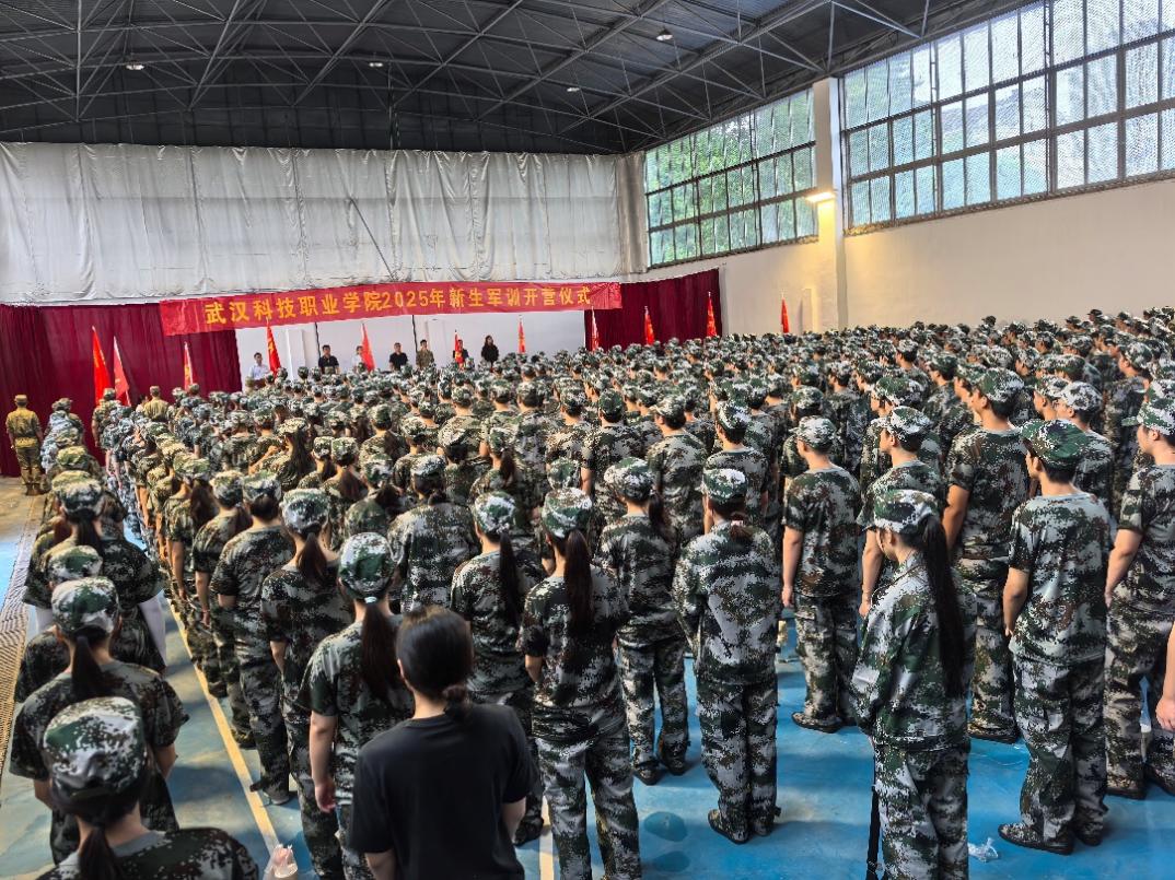 beat365在线唯一官网2025年新生军训正式开营——铮铮青春正步走，意气风发戎装颜