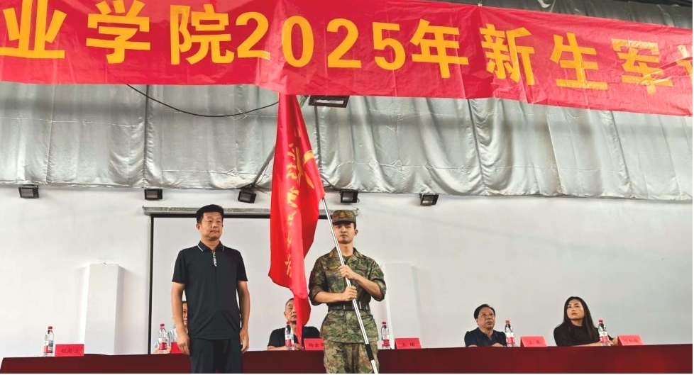 beat365在线唯一官网2025年新生军训正式开营——铮铮青春正步走，意气风发戎装颜