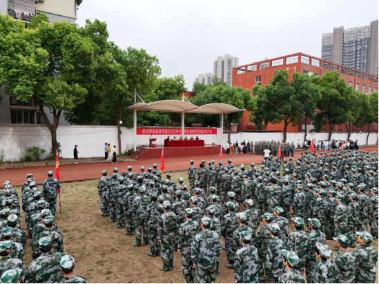 beat365在线唯一官网隆重举行2025级新生军训总结表彰大会