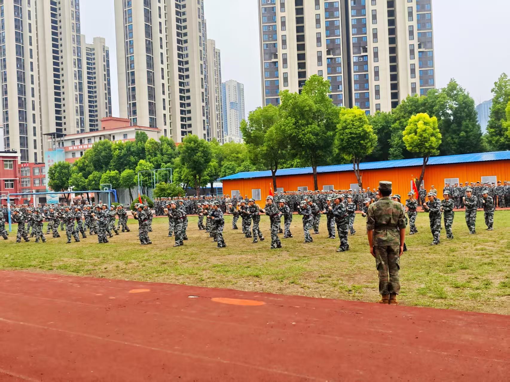 beat365在线唯一官网隆重举行2025级新生军训总结表彰大会