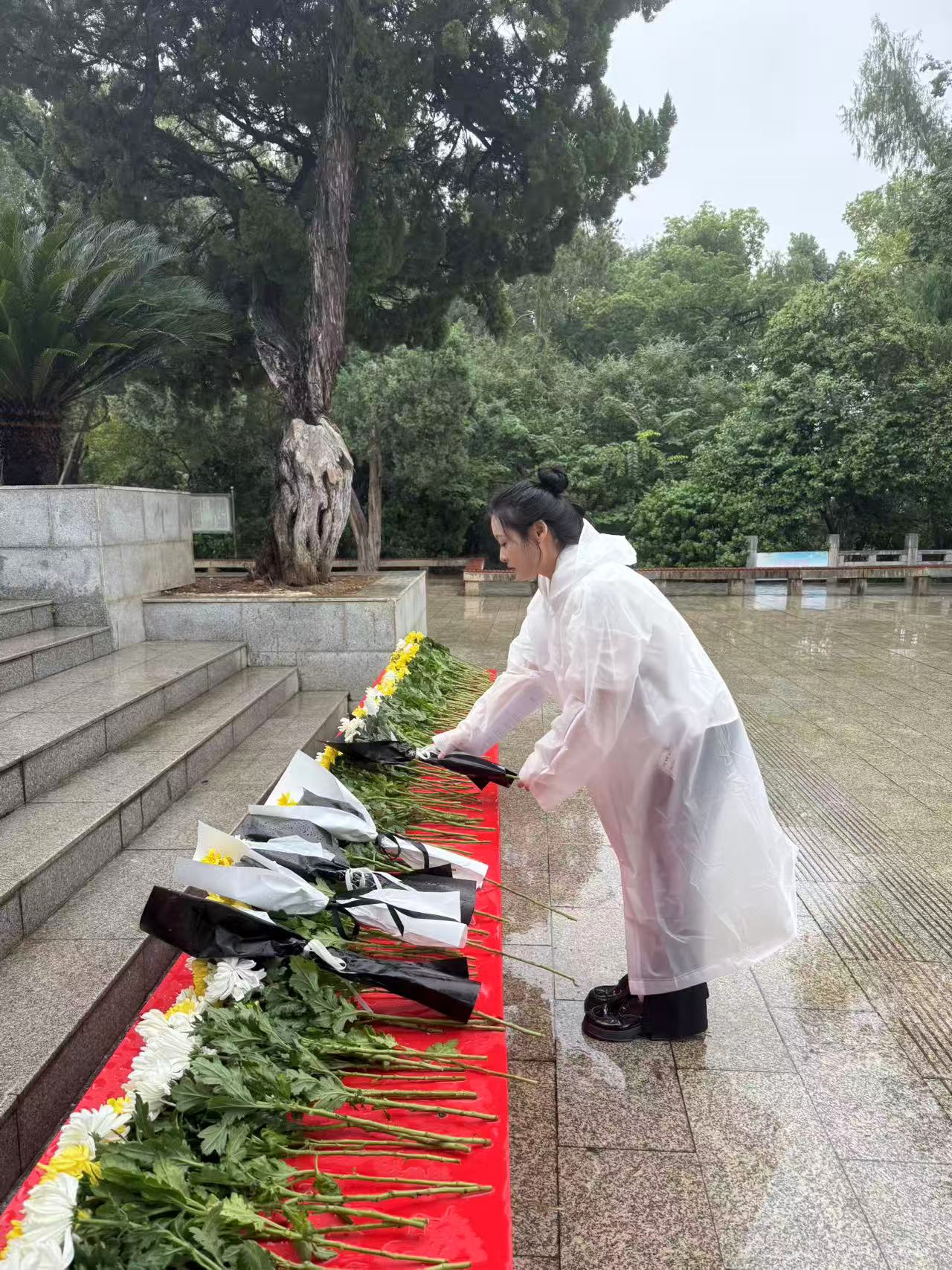 风雨寄哀思，精神永传承 ——beat365师生赴施洋烈士陵园开展祭扫活动