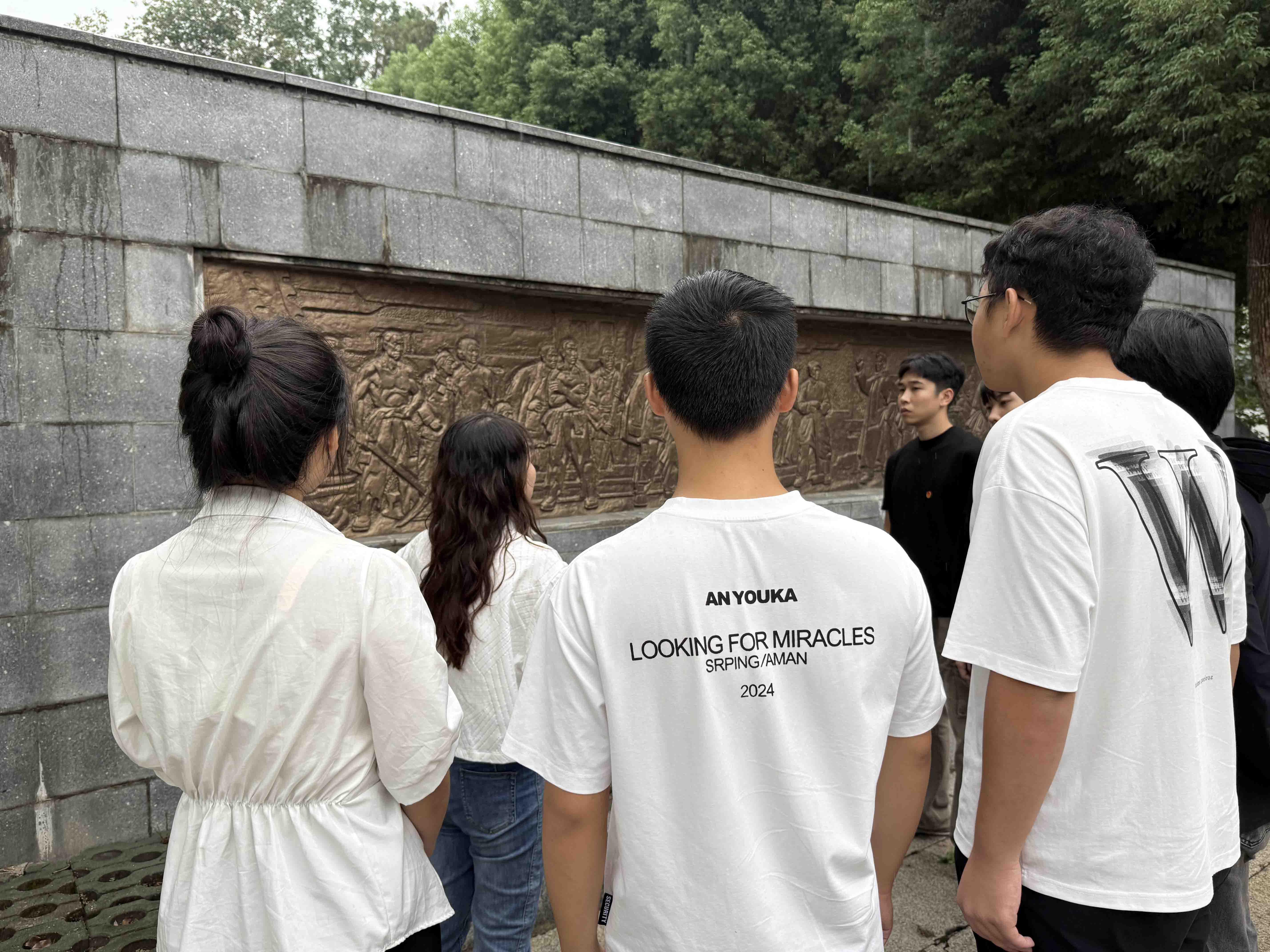 风雨寄哀思，精神永传承 ——beat365师生赴施洋烈士陵园开展祭扫活动