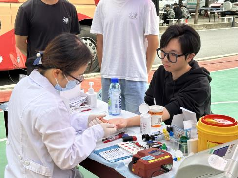 beat365在线唯一官网学子踊跃献血 以热血青春传递爱心