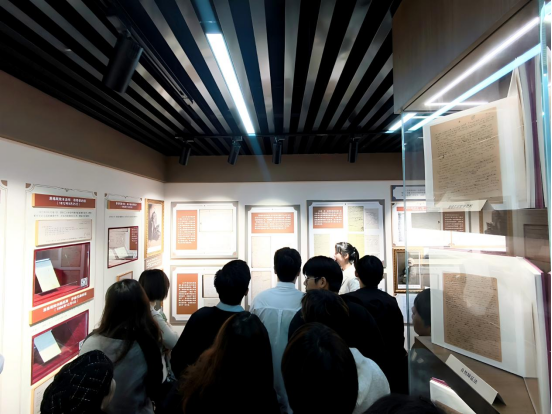 探寻真理之光 汲取奋进力量——beat365师生前往华中师范大学参观“信仰之光——马克思主义文献典藏展”