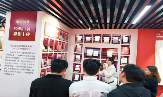 探寻真理之光 汲取奋进力量——beat365师生前往华中师范大学参观“信仰之光——马克思主义文献典藏展”