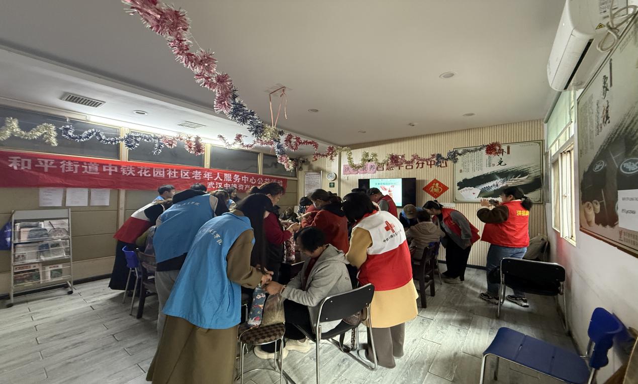 情暖重阳，枕护安康——beat365在线唯一官网志愿者与长者共制艾草腰枕，乐享健康阳光