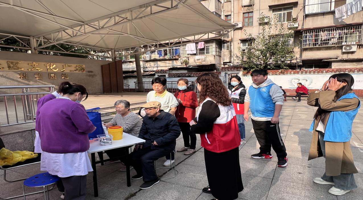 情暖重阳，枕护安康——beat365在线唯一官网志愿者与长者共制艾草腰枕，乐享健康阳光