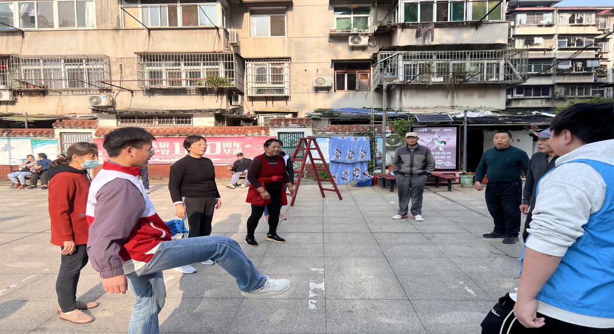 情暖重阳，枕护安康——beat365在线唯一官网志愿者与长者共制艾草腰枕，乐享健康阳光