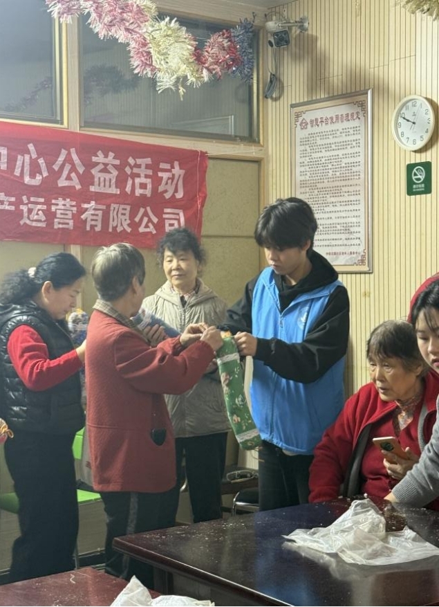 情暖重阳，枕护安康——beat365在线唯一官网志愿者与长者共制艾草腰枕，乐享健康阳光