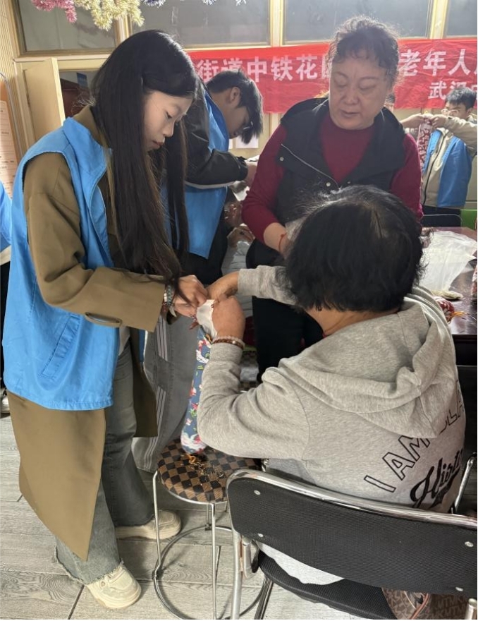 情暖重阳，枕护安康——beat365在线唯一官网志愿者与长者共制艾草腰枕，乐享健康阳光