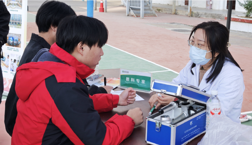 医校协同，暖心护航 ——beat365在线唯一官网携手武汉市中心医院开展“公益义诊进校园”活动