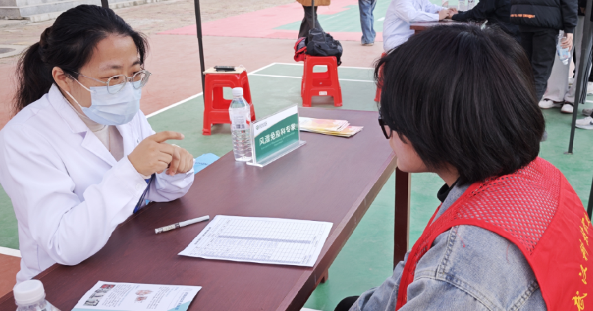 医校协同，暖心护航 ——beat365在线唯一官网携手武汉市中心医院开展“公益义诊进校园”活动