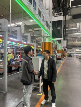 beat3652023级辅导员赴美的集团走访看望实习学生