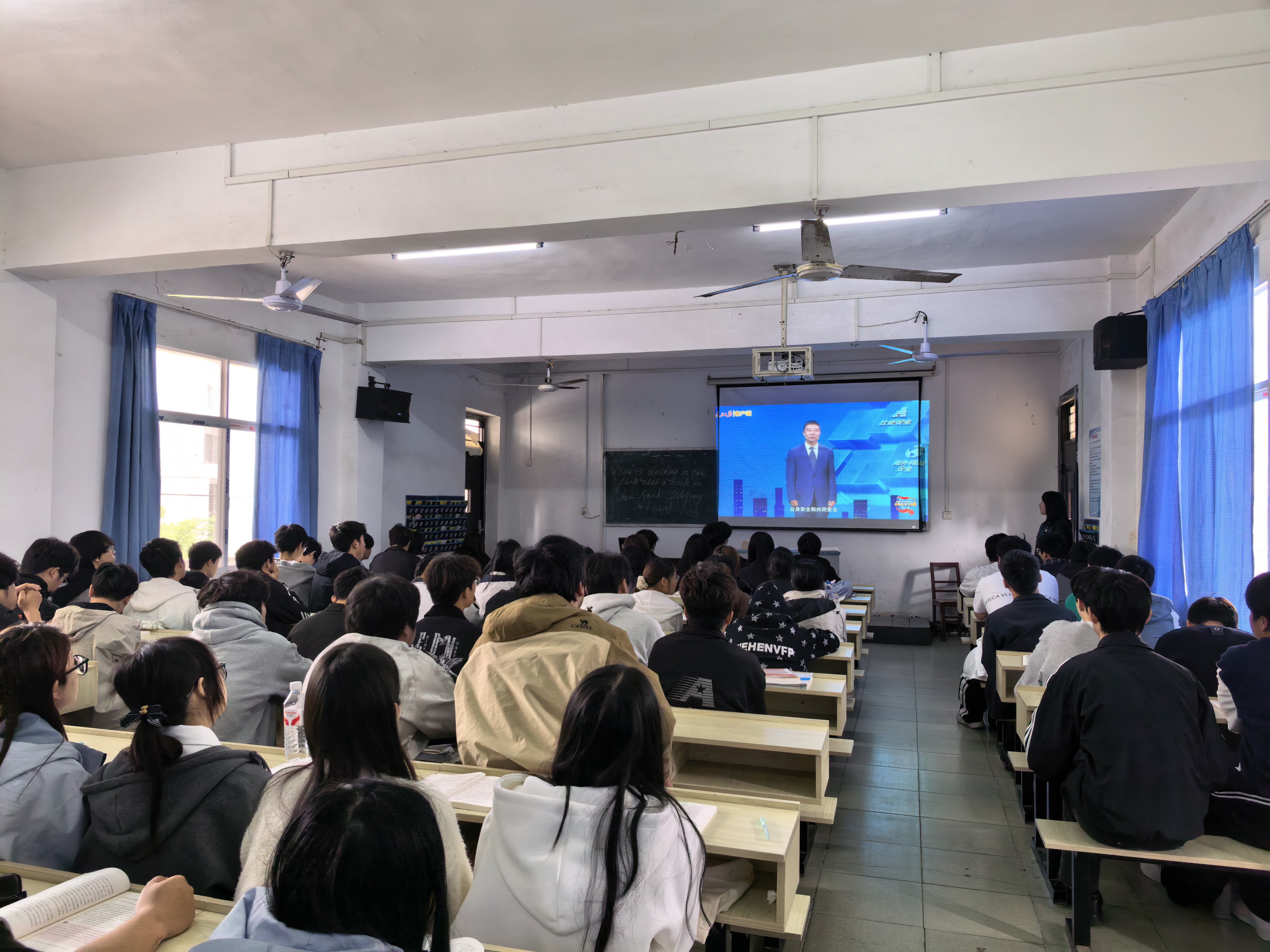 筑牢安全思想根基 勇担时代青年使命  —— beat365组织学生同上总体国家安全观 “思政大课”