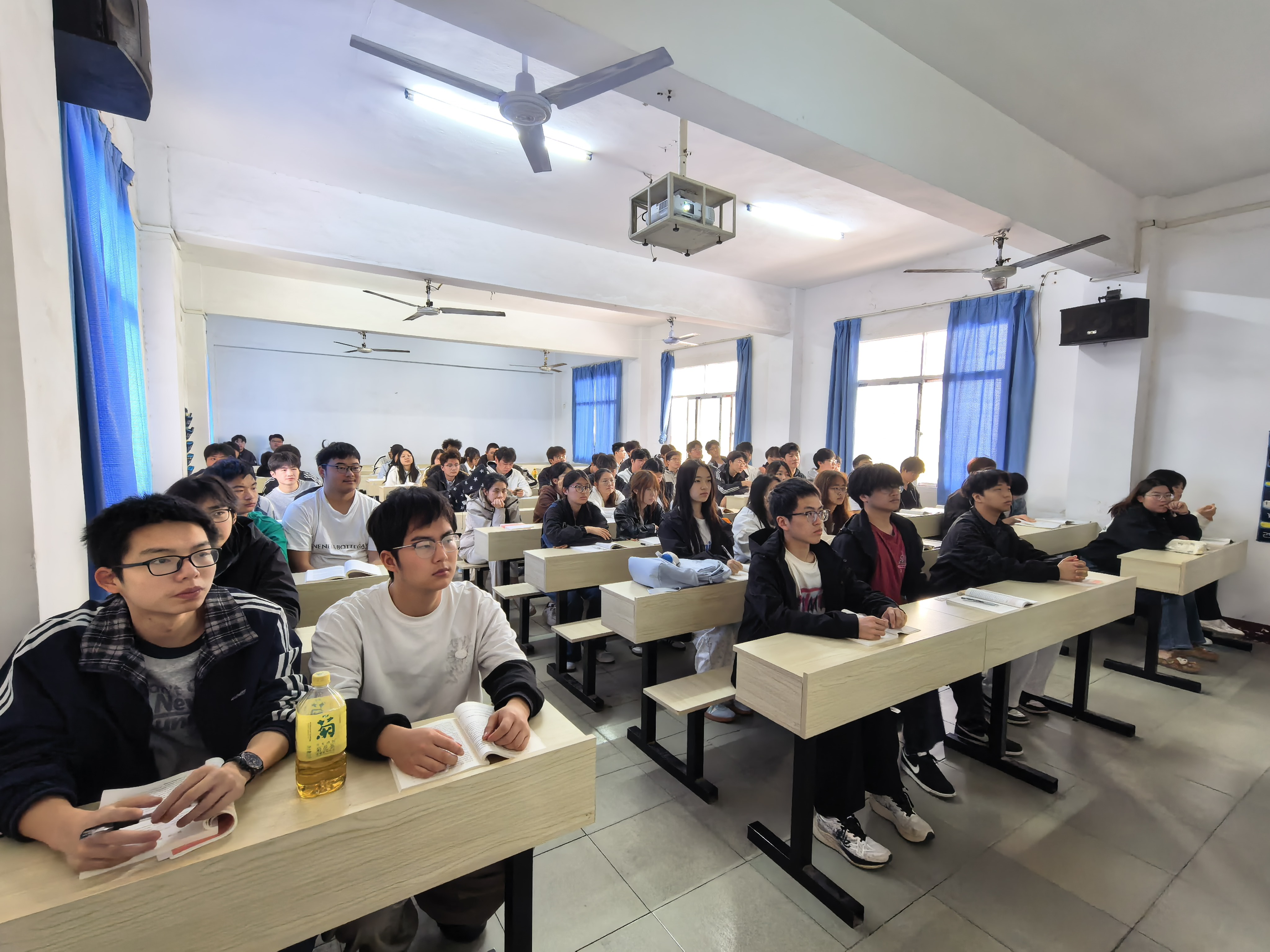 筑牢安全思想根基 勇担时代青年使命  —— beat365组织学生同上总体国家安全观 “思政大课”