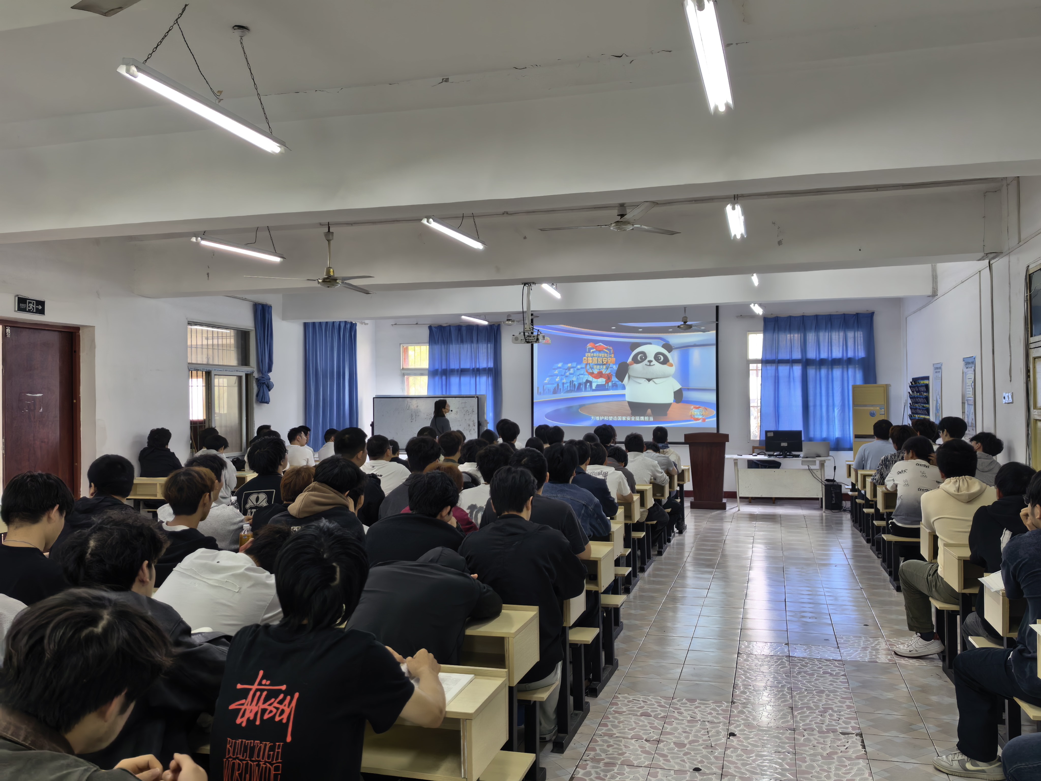 筑牢安全思想根基 勇担时代青年使命  —— beat365组织学生同上总体国家安全观 “思政大课”