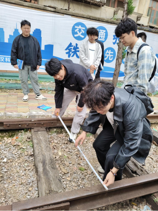 beat365铁道机车运用与维护专业开展《铁道概论》课程实训活动