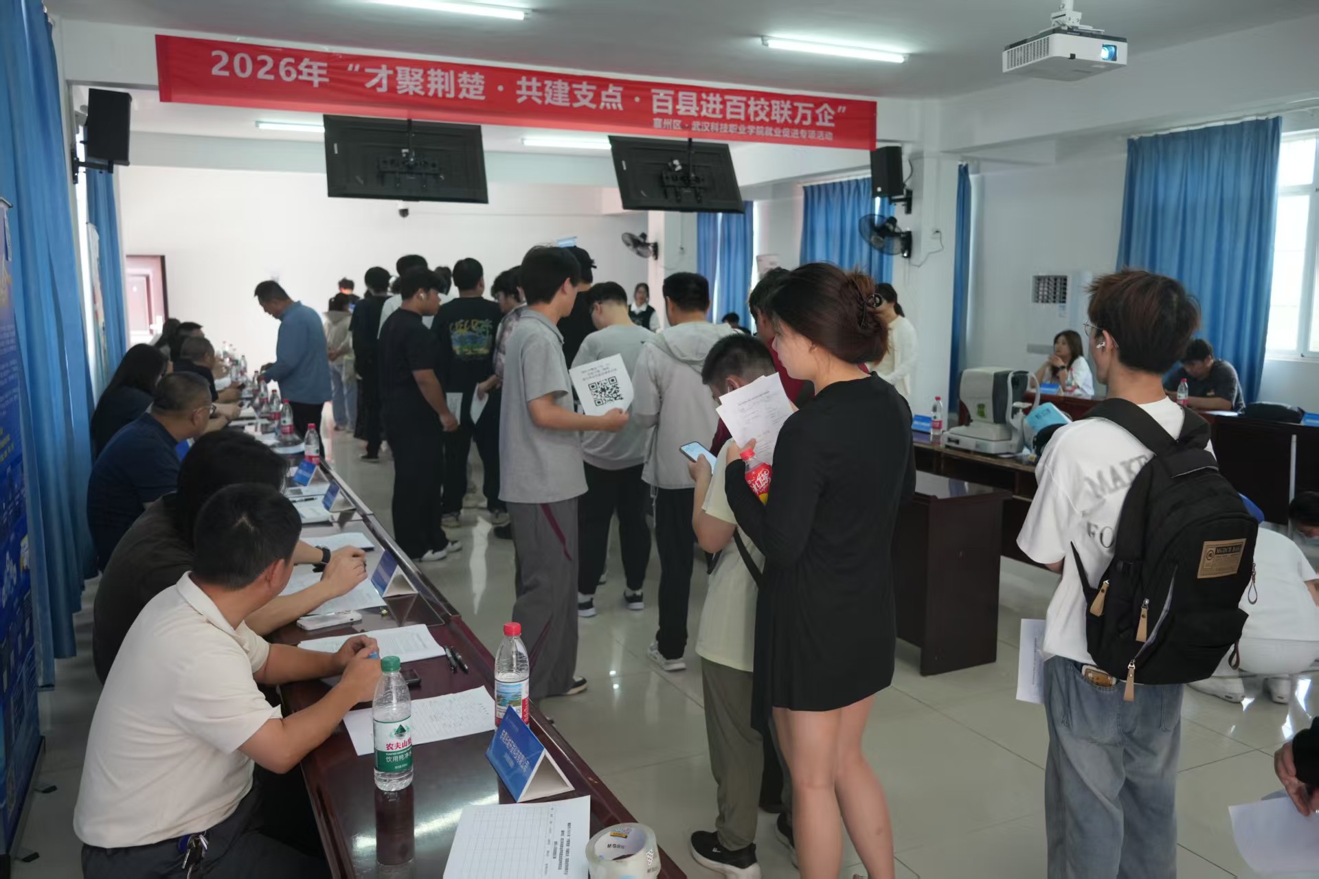 毕业进行时，就业零距离——beat365在线唯一官网2026年校园招聘会搭建 就业直通车