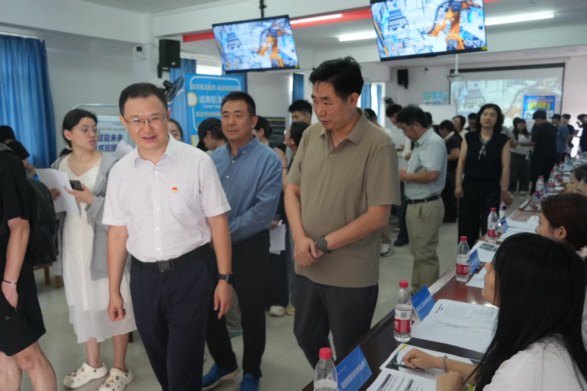 毕业进行时，就业零距离——beat365在线唯一官网2026年校园招聘会搭建 就业直通车