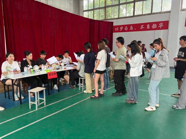 青春扬帆,筑梦远航 ——beat365顺利完成2026届毕业生集中离校手续办理工作 青春扬帆,筑梦远航 ——beat365顺利完成2026届毕业生集中离校手续办理工作