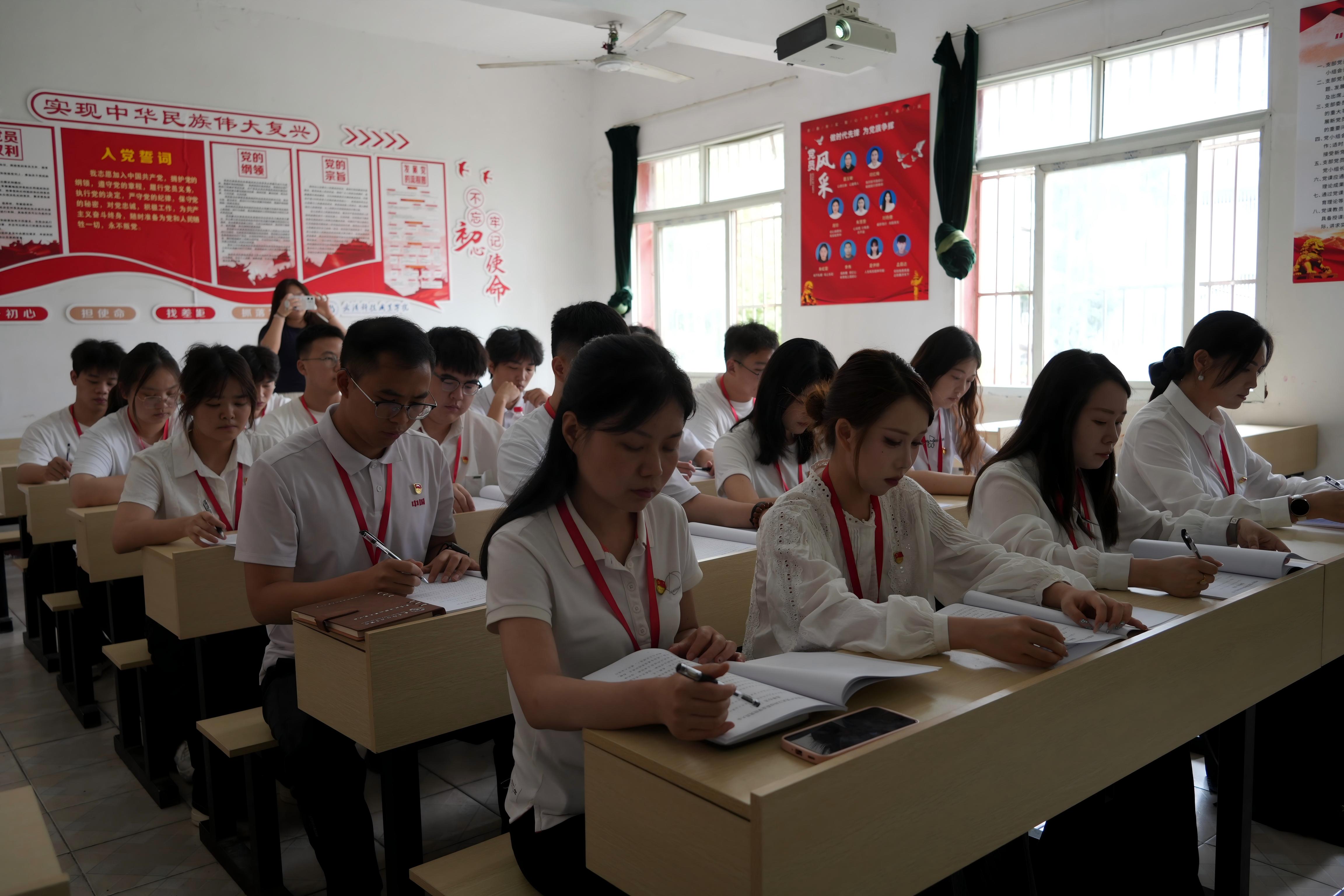 深耕红匠担使命 凝心聚力启新程 ——中国共产党beat365在线唯一官网党员大会圆满召开 深耕红匠担使命 凝心聚力启新程 ——中国共产党beat365在线唯一官网党员大会圆满召开