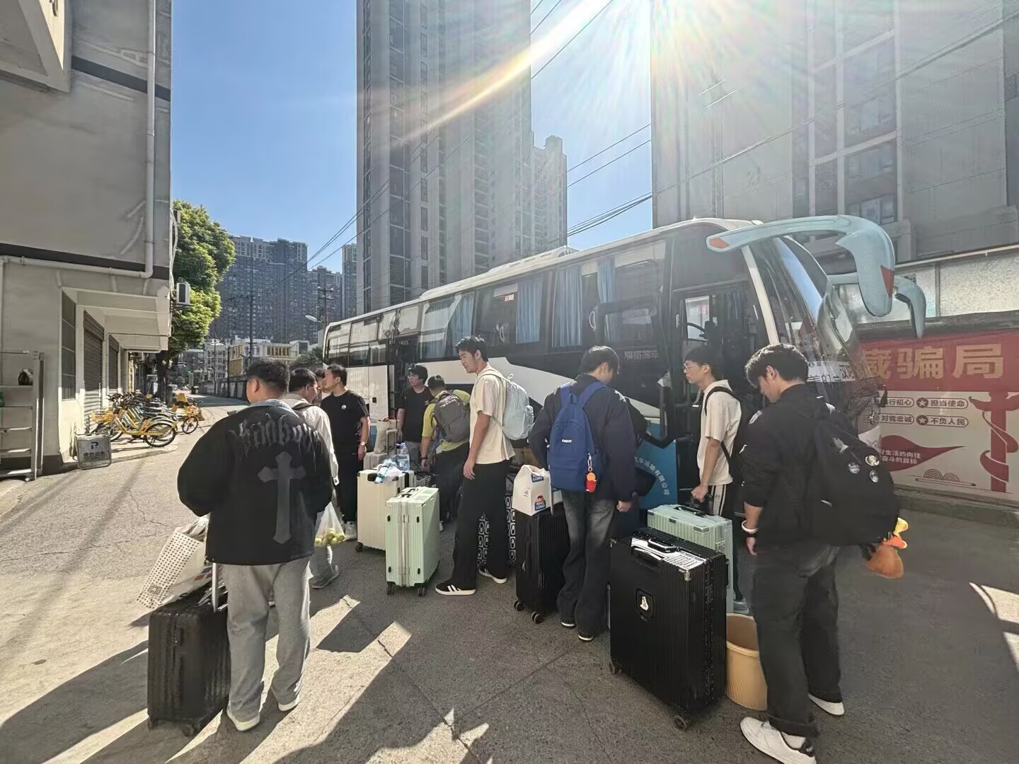 勤学苦练强本领,岗位实习砺匠心 ---beat365在线唯一官网2024级学生赴美的集团及武汉锐科激光(黄石基地)有限公司开展岗位实习 勤学苦练强本领,岗位实习砺匠心 ---beat365在线唯一官网2024级学生赴美的集团及武汉锐科激光(黄石基地)有限公司开展岗位实习