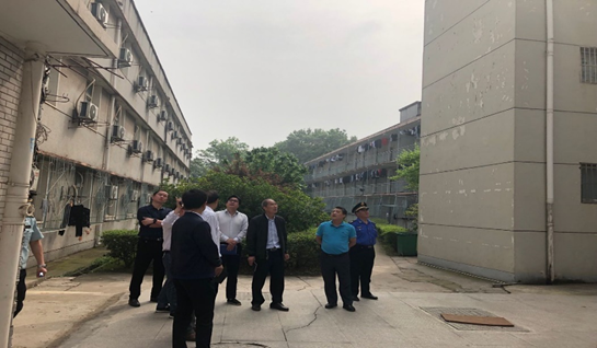 洪山区副区长一行深入学院实地调研 为学院排忧解难