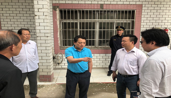 洪山区副区长一行深入学院实地调研 为学院排忧解难