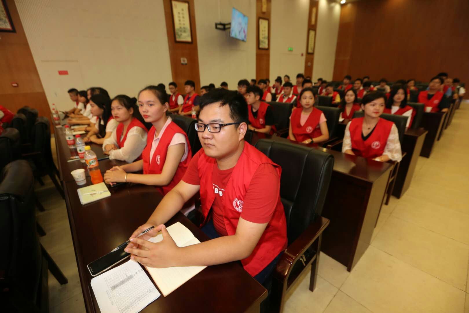 beat36550多名军运会志愿者 应邀参加市民大讲堂第258期活动